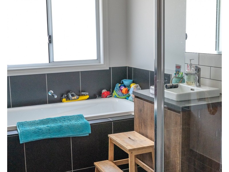 27 Bedggood Grove, Paynesville VIC 3880