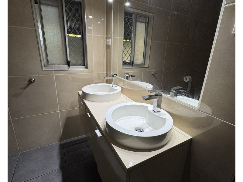 9 Deighton Street, Mornington QLD 4825