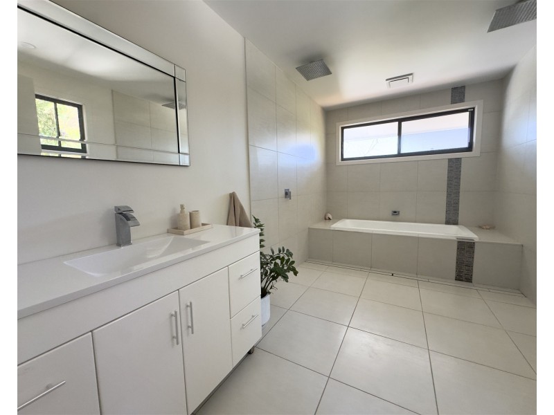 10 Rattray Ave, Hideaway Bay QLD 4800