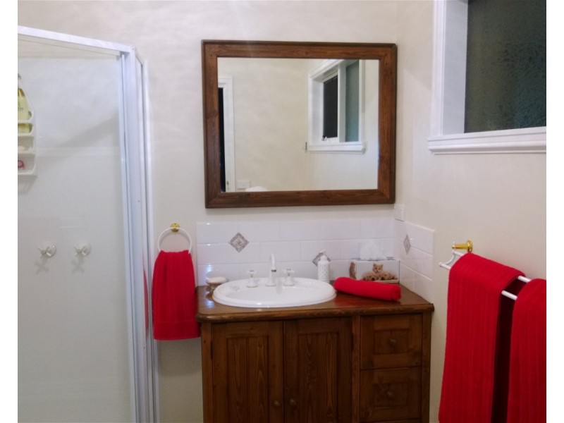KING Room/77 Leslie Road, Gisborne VIC 3437