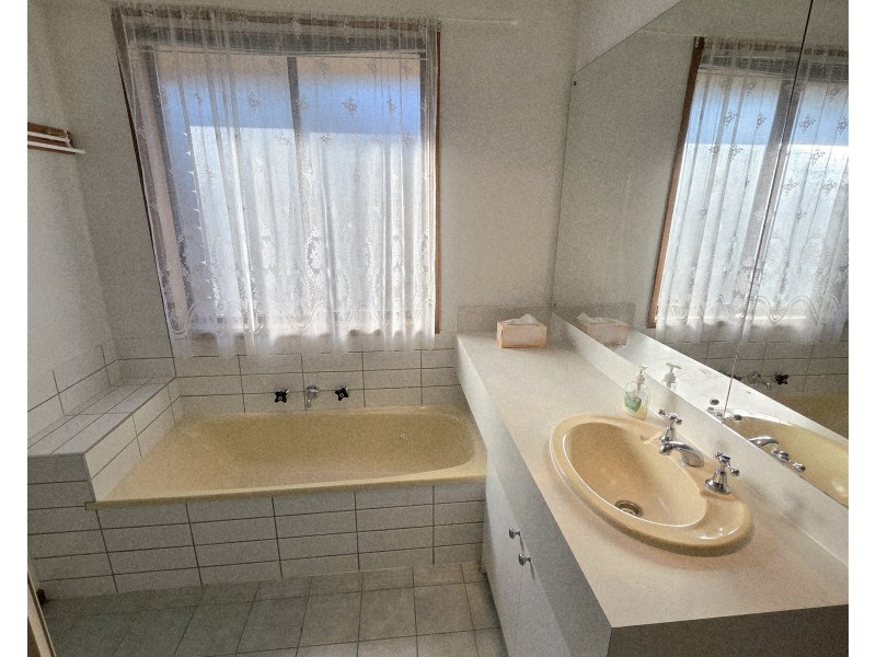 34 Axminster Drive, Craigieburn VIC 3064