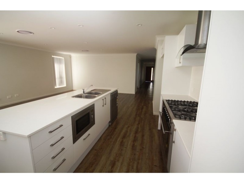 4 Silvereye Close, South Nowra NSW 2541