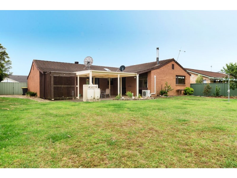 10 Cavalier Pde, Bomaderry NSW 2541