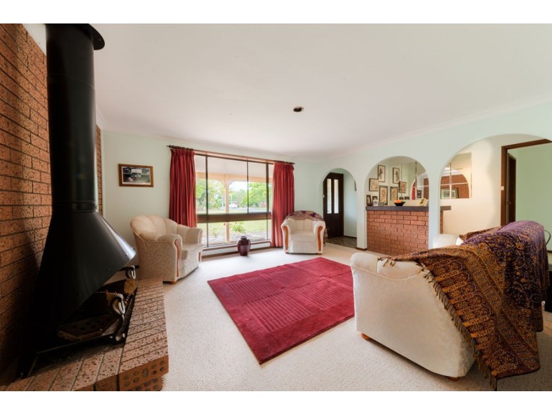 10 Cavalier Pde, Bomaderry NSW 2541