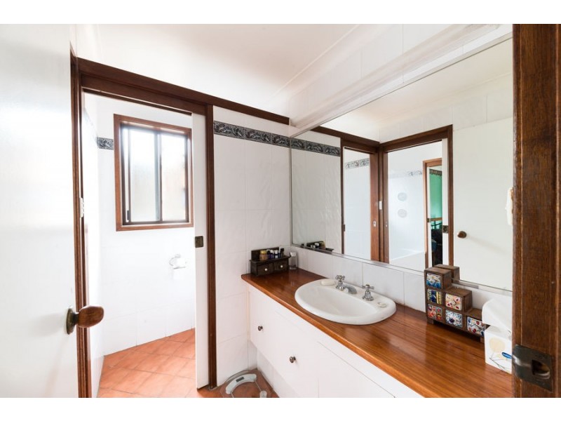 10 Cavalier Pde, Bomaderry NSW 2541