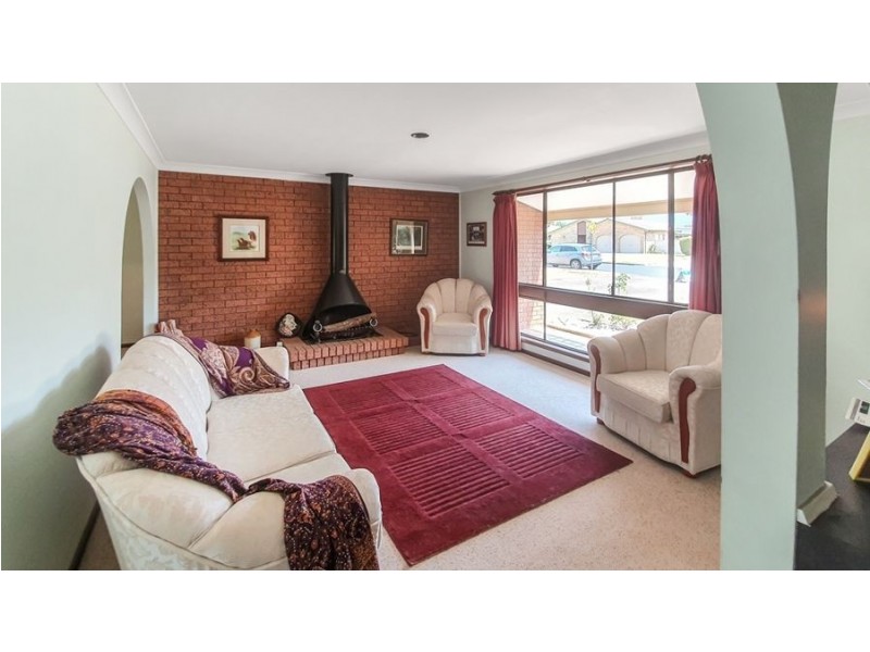 10 Cavalier Pde, Bomaderry NSW 2541