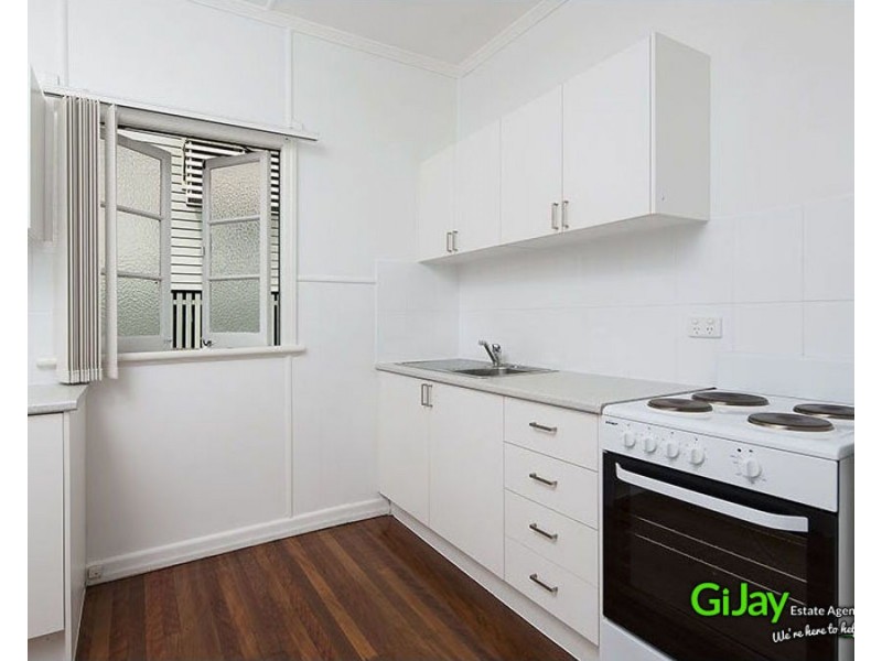 821 CAVENDISH RD, Holland Park QLD 4121