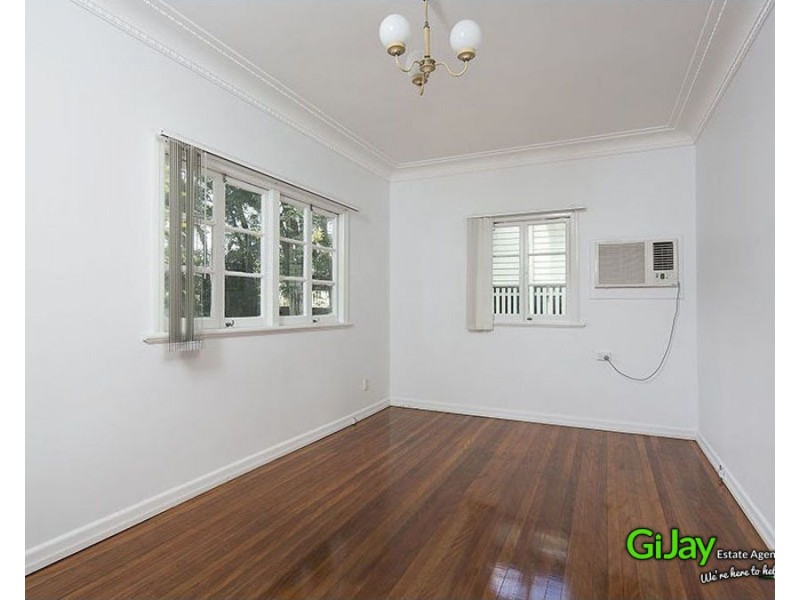 821 CAVENDISH RD, Holland Park QLD 4121