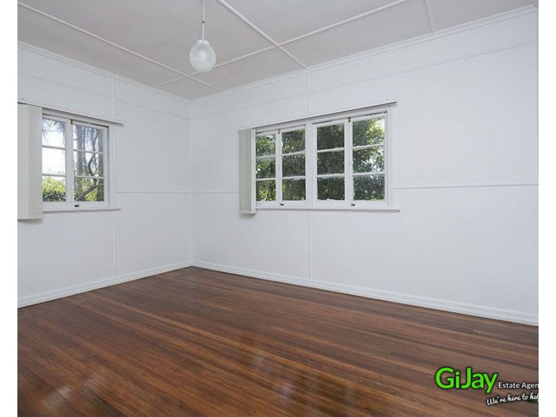 821 CAVENDISH RD, Holland Park QLD 4121