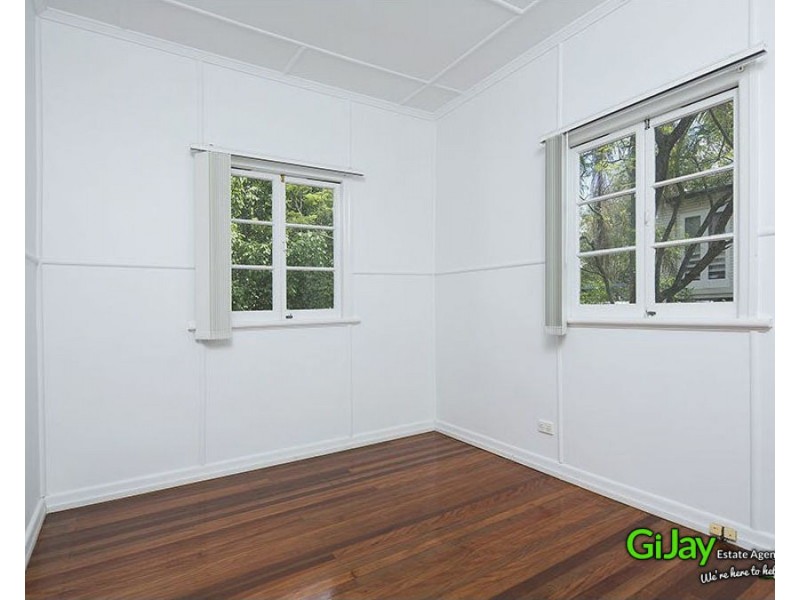 821 CAVENDISH RD, Holland Park QLD 4121