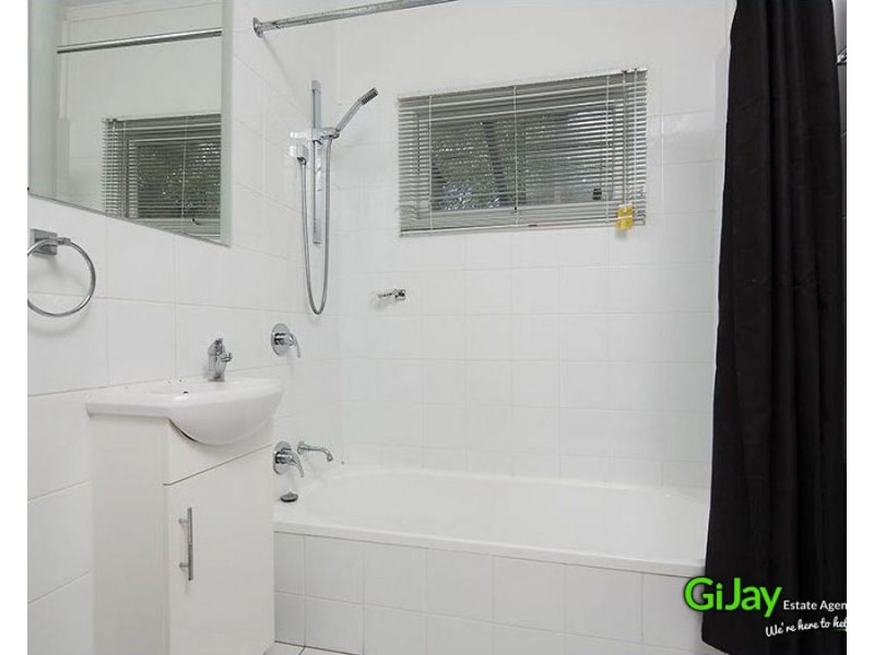 821 CAVENDISH RD, Holland Park QLD 4121