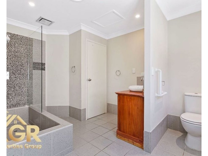 35 Silvertop Street, Hillcrest QLD 4118