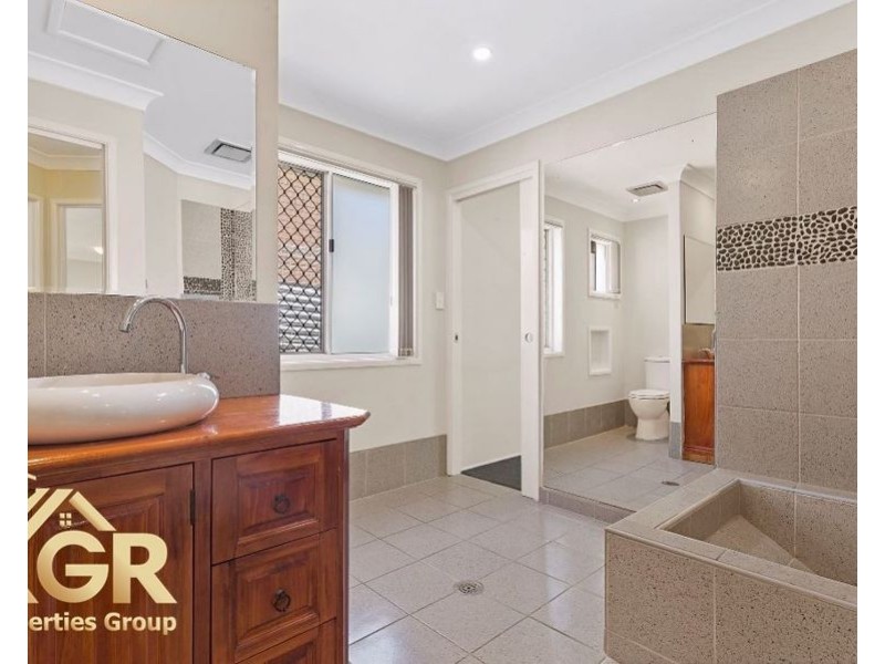 35 Silvertop Street, Hillcrest QLD 4118