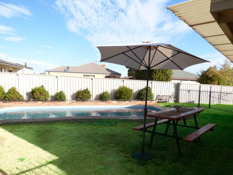 5 Theeuff Place, Griffith NSW 2680