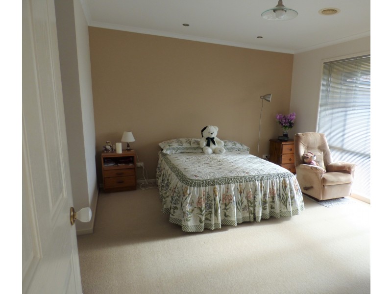 5 Theeuff Place, Griffith NSW 2680