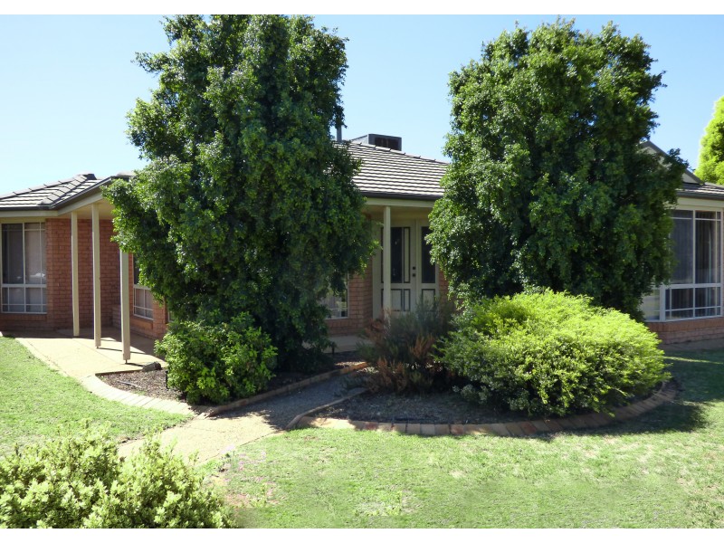 1 Dunvarleigh Crescent, Griffith NSW 2680