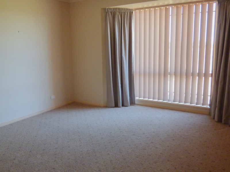1 Dunvarleigh Crescent, Griffith NSW 2680