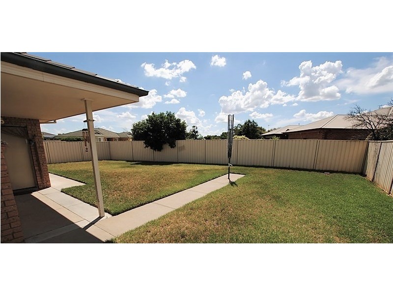 1 Dunvarleigh Crescent, Griffith NSW 2680