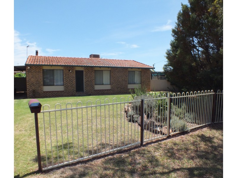 4 Johnson Place, Griffith NSW 2680