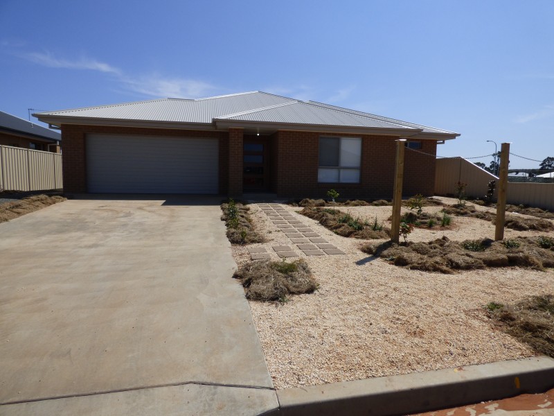 8 Scremin Grove, Griffith NSW 2680