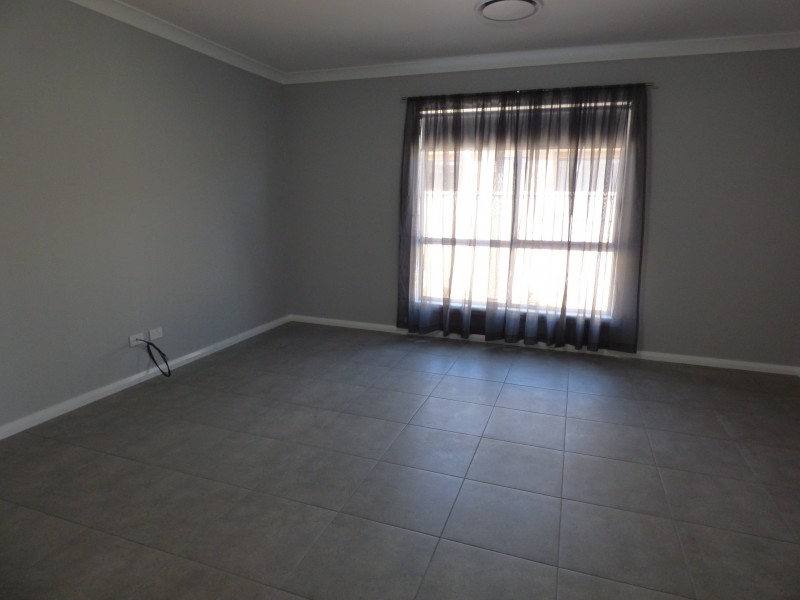 8 Scremin Grove, Griffith NSW 2680