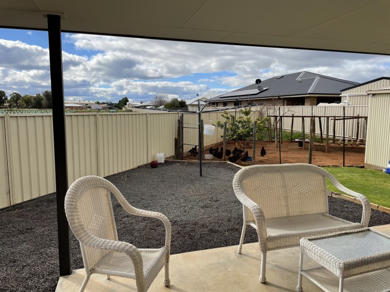 2 Hall Crescent, Yoogali NSW 2680