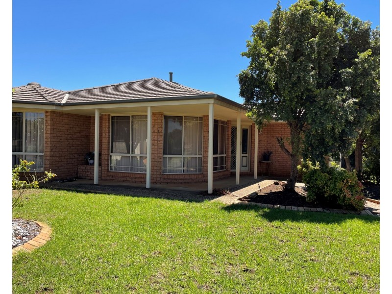 1 Dunvarleigh Crescent, Griffith NSW 2680