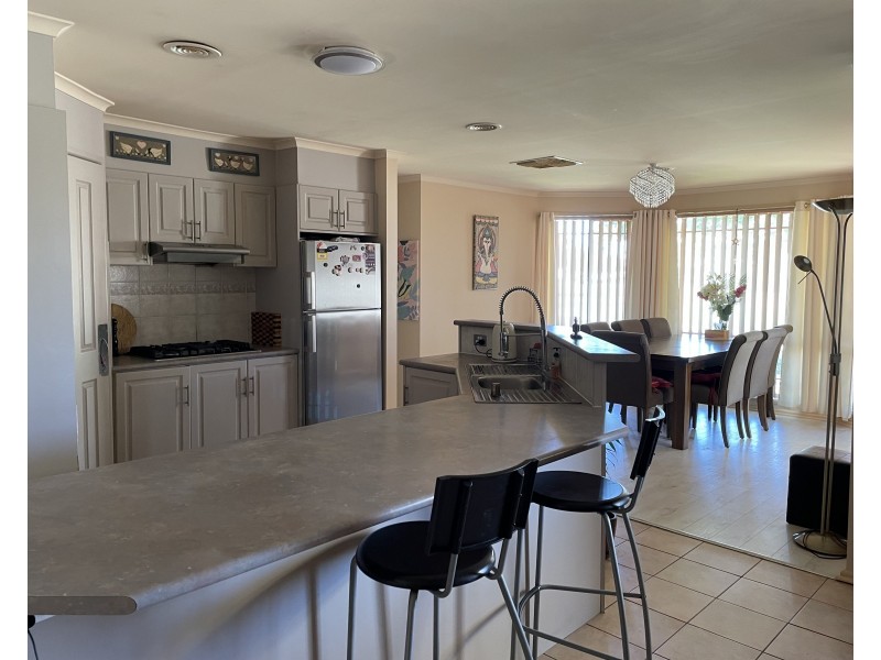 1 Dunvarleigh Crescent, Griffith NSW 2680