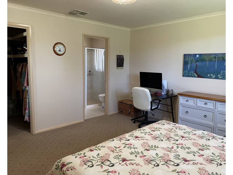 1 Dunvarleigh Crescent, Griffith NSW 2680