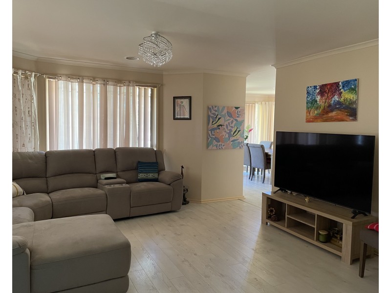 1 Dunvarleigh Crescent, Griffith NSW 2680