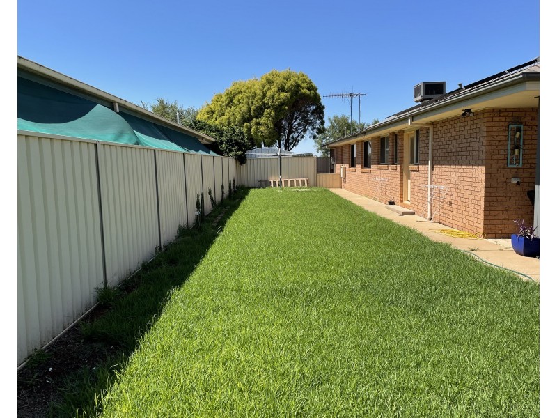 1 Dunvarleigh Crescent, Griffith NSW 2680