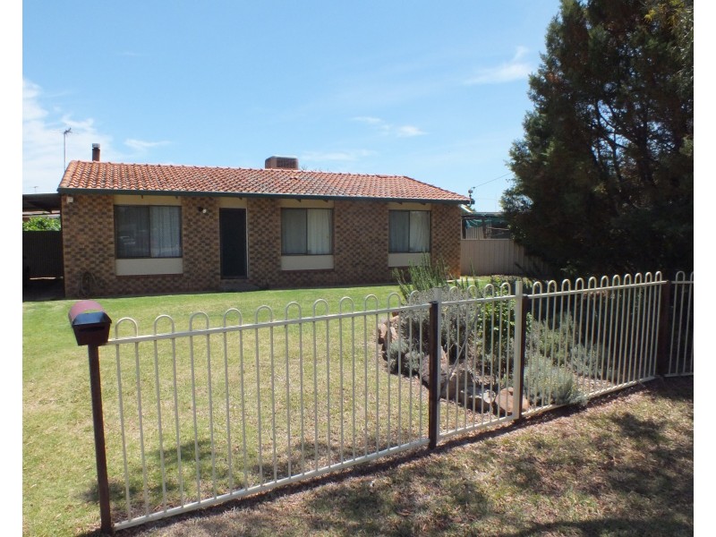 4 Johnson Place, Griffith NSW 2680