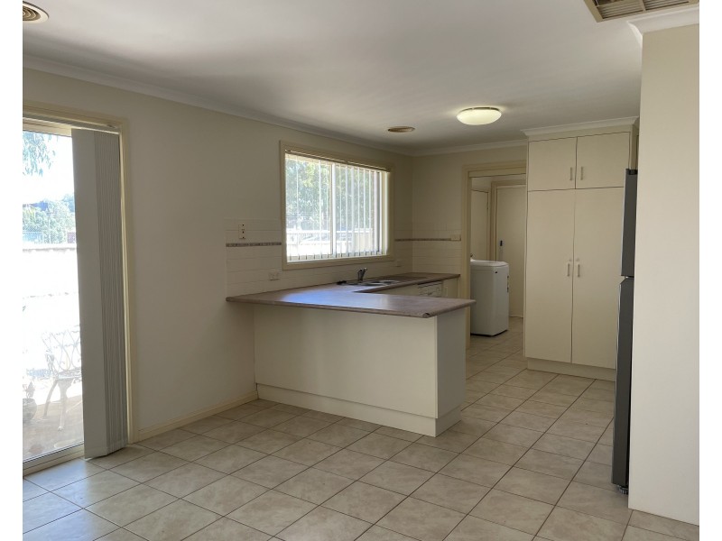 2B Ritchie Close, Griffith NSW 2680