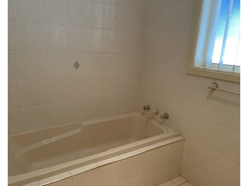 2B Ritchie Close, Griffith NSW 2680