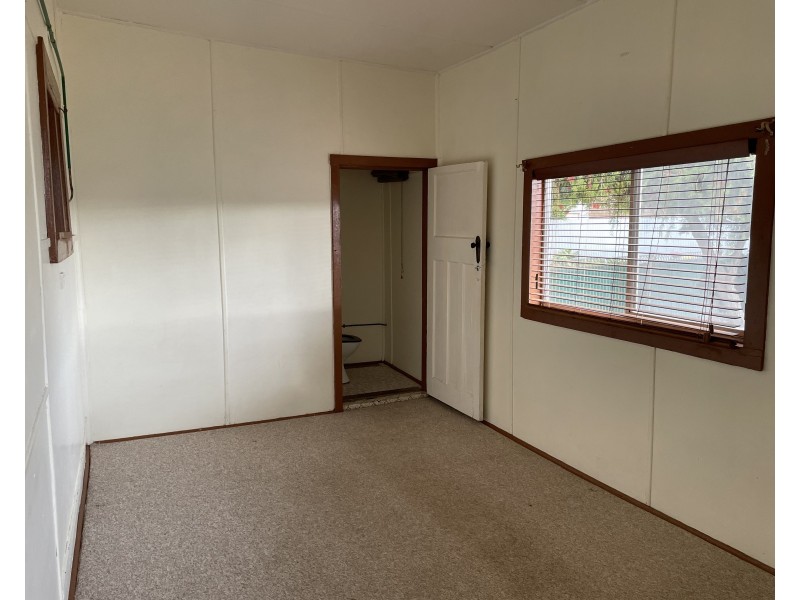 1/4 West Avenue, Yenda NSW 2681