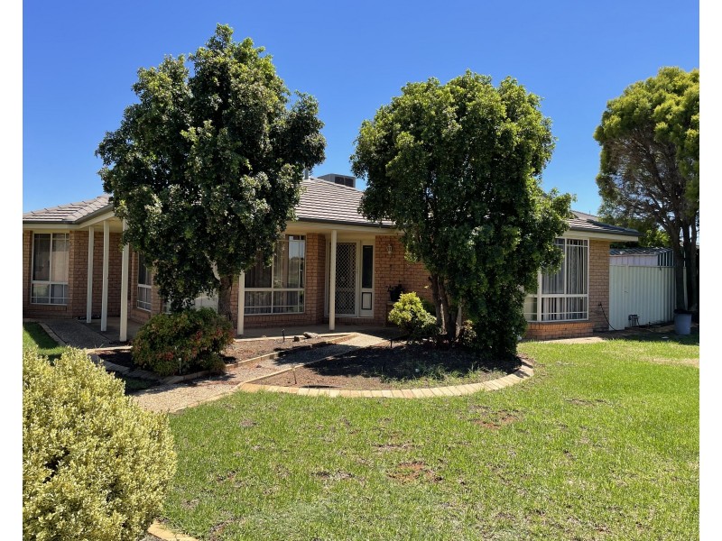 1 Dunvarleigh Crescent, Griffith NSW 2680