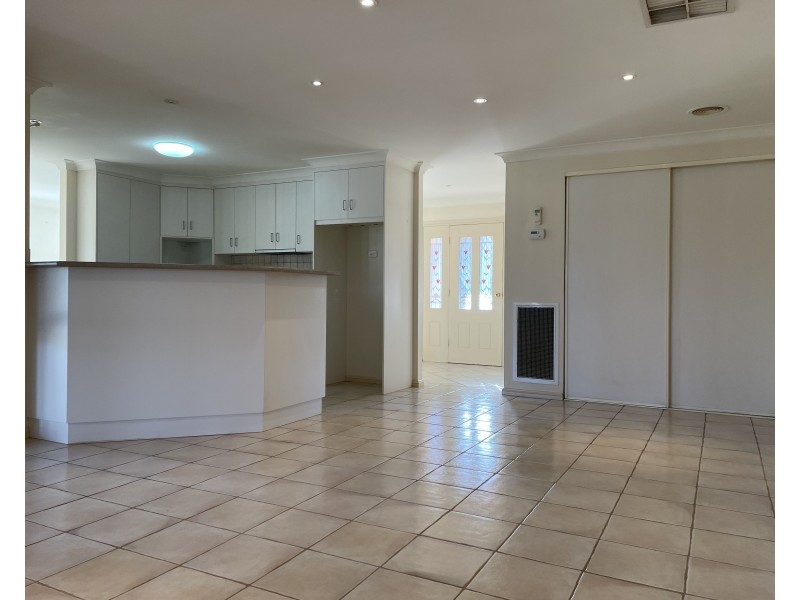 17 Robrick Close, Griffith NSW 2680