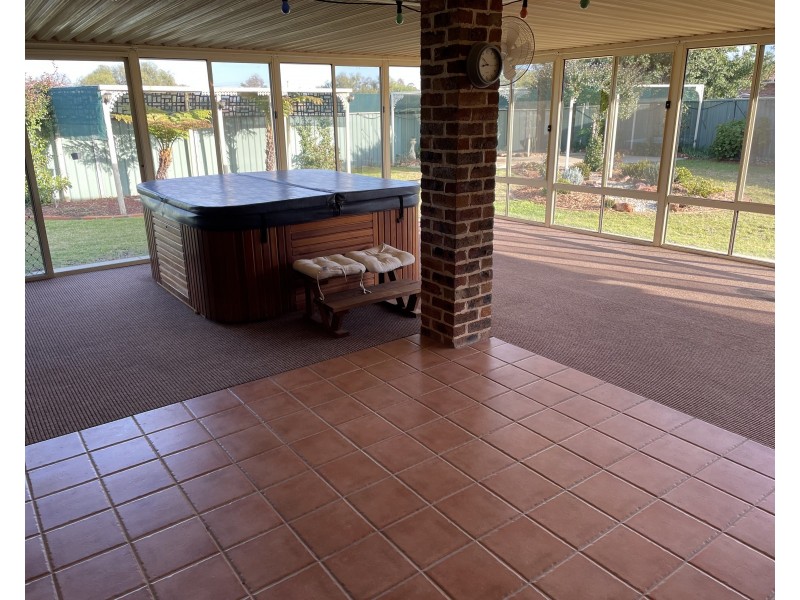 17 Robrick Close, Griffith NSW 2680