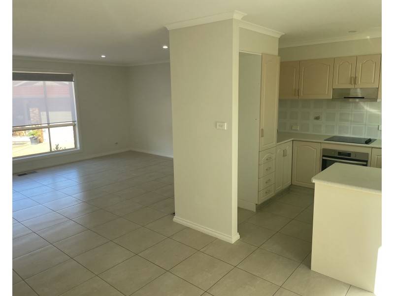 2/3 Worfolk Place, Griffith NSW 2680