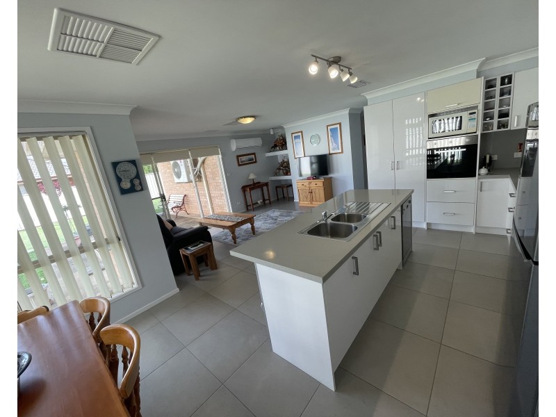 6 Albion Grove Crescent, Griffith NSW 2680