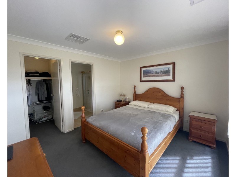 6 Albion Grove Crescent, Griffith NSW 2680