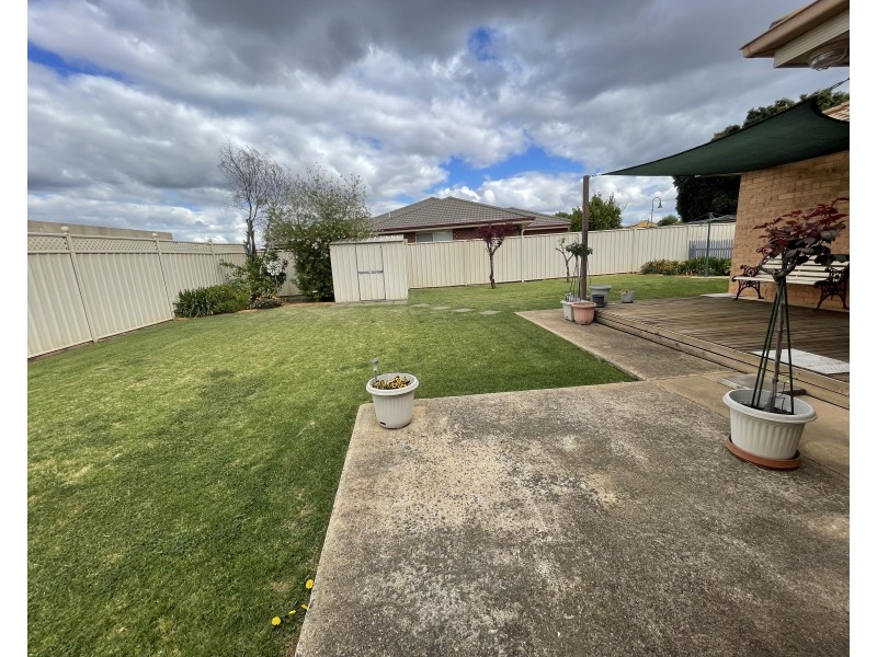 6 Albion Grove Crescent, Griffith NSW 2680