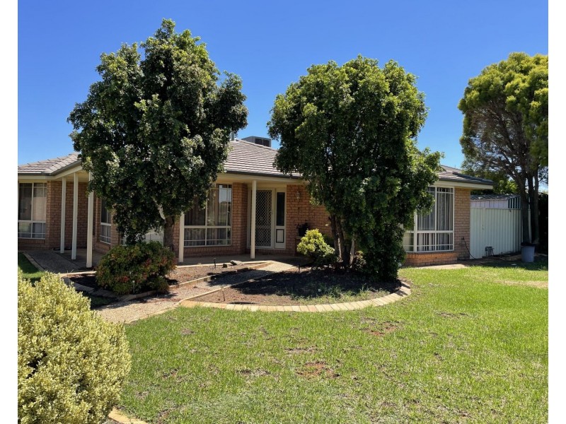 1 Dunvarleigh Crescent, Griffith NSW 2680