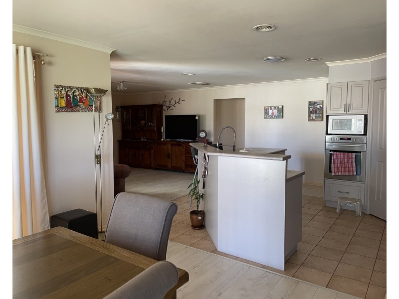 1 Dunvarleigh Crescent, Griffith NSW 2680