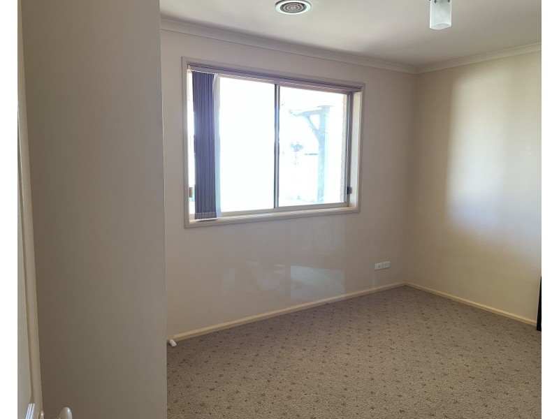 1 Dunvarleigh Crescent, Griffith NSW 2680