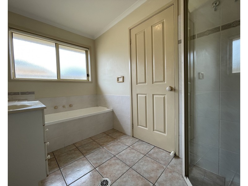 18B Dunvarleigh Crescent, Griffith NSW 2680