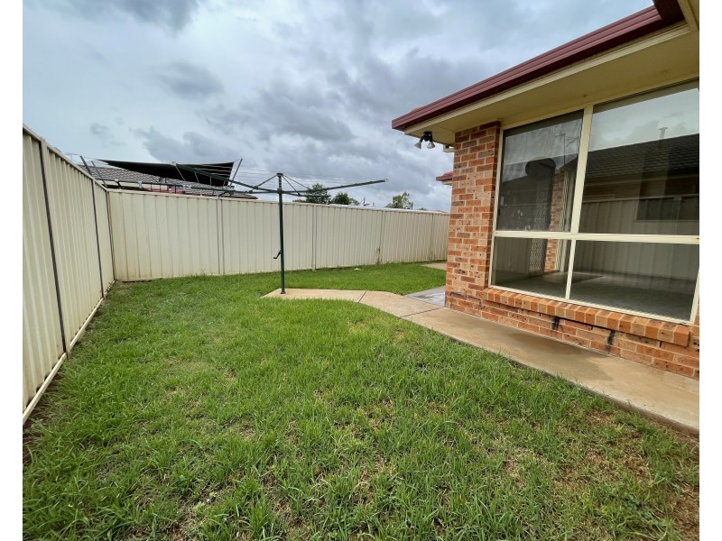 18B Dunvarleigh Crescent, Griffith NSW 2680