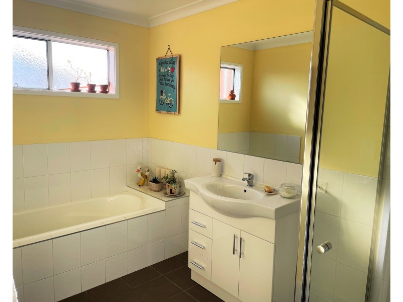 7 Howlong Crescent, Griffith NSW 2680