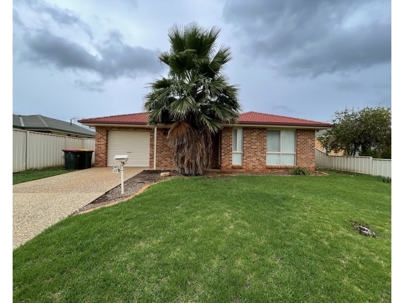18B Dunvarleigh Crescent, Griffith NSW 2680