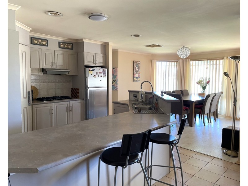 1 Dunvarleigh Crescent, Griffith NSW 2680